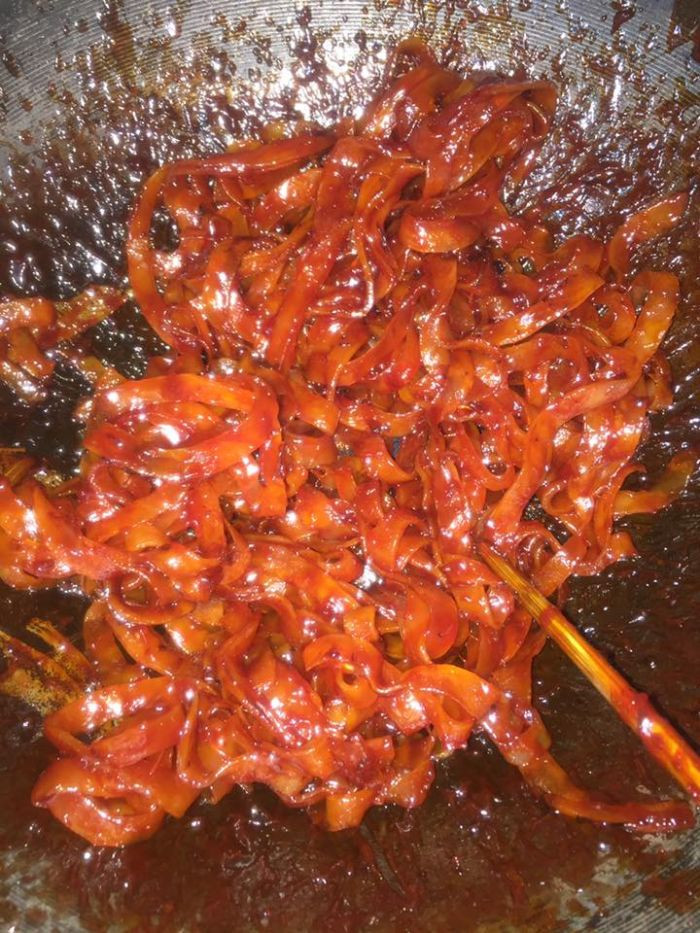 Mẻ mứt vì cho quá nhiều gấc tạo màu nên đã dính bết khô không có nổi.