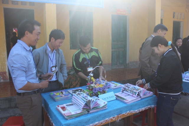 Các thầy cô giáo ở Trường PTDT bán trú THCS Tả Lủng (Mèo Vạc) tổ chức ngày hội đọc báo xuân cho HS