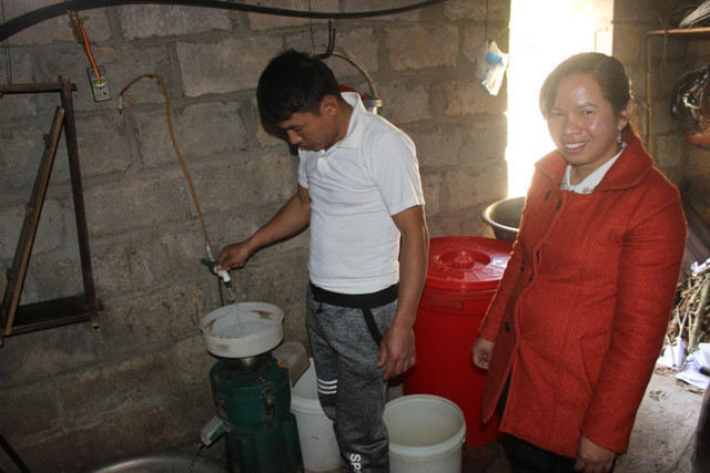 Ngoài giờ lên lớp, cô giáo Hà Thủy Lệ Ái ở xã Thượng Phùng tranh thủ cùng chồng chế biến đậu phụ bán cho nhân dân trong xã (ảnh)