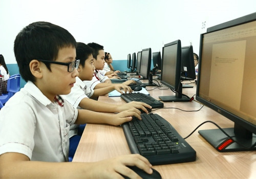 Chú trọng khai thác công cụ tin học. Ảnh minh họa Chú trọng khai thác công cụ tin học. Ảnh minh họa