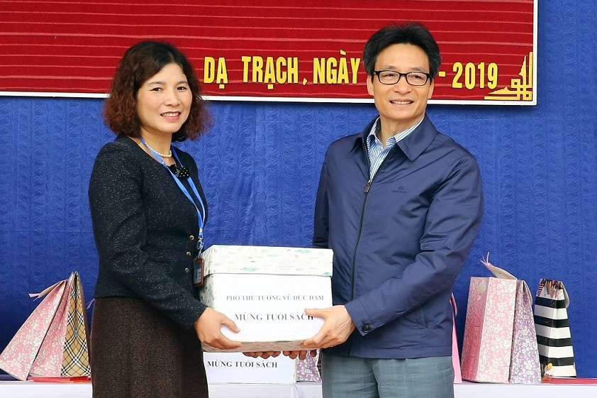 Phó Thủ tướng Vũ Đức Đam tặng sách cho trường tiểu học Dạ Trạch. Ảnh: VGP/Đình Nam Quà lì xì đặc biệt của Phó Thủ tướng Vũ Đức Đam