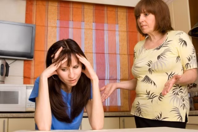 Mẹ chồng nàng dâu lục đục sau ngày cúng ông Công ông Táo. Ảnh minh họa