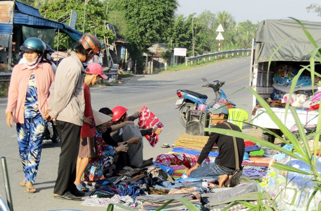 Hàng hóa mang mác “đại hạ giá” cuối năm tràn xuống đường tại địa phận xã Thuận Thới, huyện Trà Ôn (ảnh chụp ngày 25/1) Hàng hóa mang mác “đại hạ giá” cuối năm tràn xuống đường tại địa phận xã Thuận Thới, huyện Trà Ôn (ảnh chụp ngày 25/1)