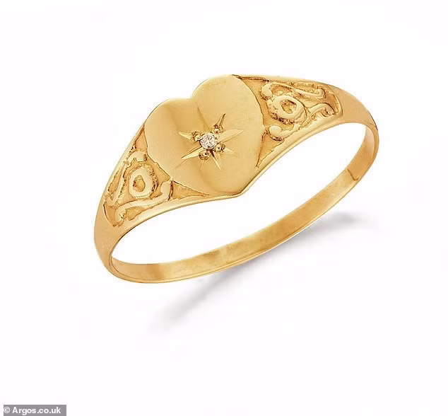 Góc khó hiểu: Cô gái Anh hắt xì hơi rơi ra cái nhẫn bị mất 12 năm trước - Ảnh 3.