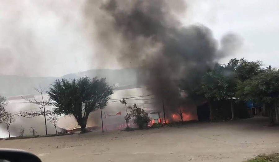 Lửa bốc cao và lan nhanh ra khắp nhà bè, ảnh: CTV. Lửa bốc cao và lan nhanh ra khắp nhà bè, ảnh: CTV.