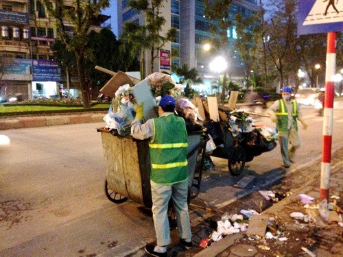 Những người lao công đang khẩn trương làm sạch đường phố Những người lao công đang khẩn trương làm sạch đường phố