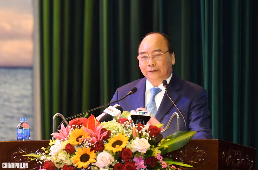 Thủ tướng biểu dương những thành tích Quân chủng Hải quân đã đạt được trong năm 2018. Ảnh: VGP/Quang Hiếu.