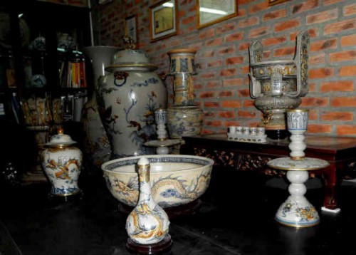 Gốm tâm linh được nhiều người ưa chuộng không chỉ bởi kiểu dáng, màu men độc đáo mà giá thành phải chăng. Gốm tâm linh được nhiều người ưa chuộng không chỉ bởi kiểu dáng, màu men độc đáo mà giá thành phải chăng.