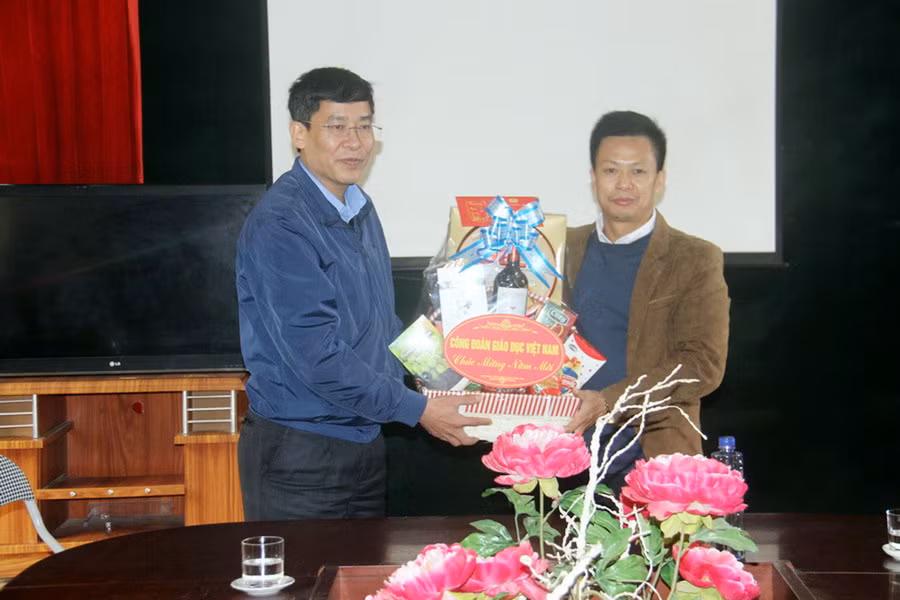 TS Vũ Minh Đức - Chủ tịch Công đoàn Giáo dục Việt Nam trao quà Tết cho thầy và trò Trường THCS bán trú Tiểu học Trịnh Tường (huyện Bát Xát, Lào CaI) ngày 26/1