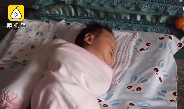 em be so sinh 23 ngay tuoi da biet goi tieng 'me' ro rang, ca gia dinh sung sot - 3