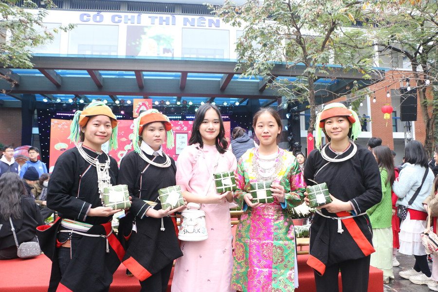 Học sinh vùng cao và học sinh miền xuôi cùng trao cho nhau những chiếc bánh chưng nghĩa tình. Học sinh vùng cao và học sinh miền xuôi cùng trao cho nhau những chiếc bánh chưng nghĩa tình.