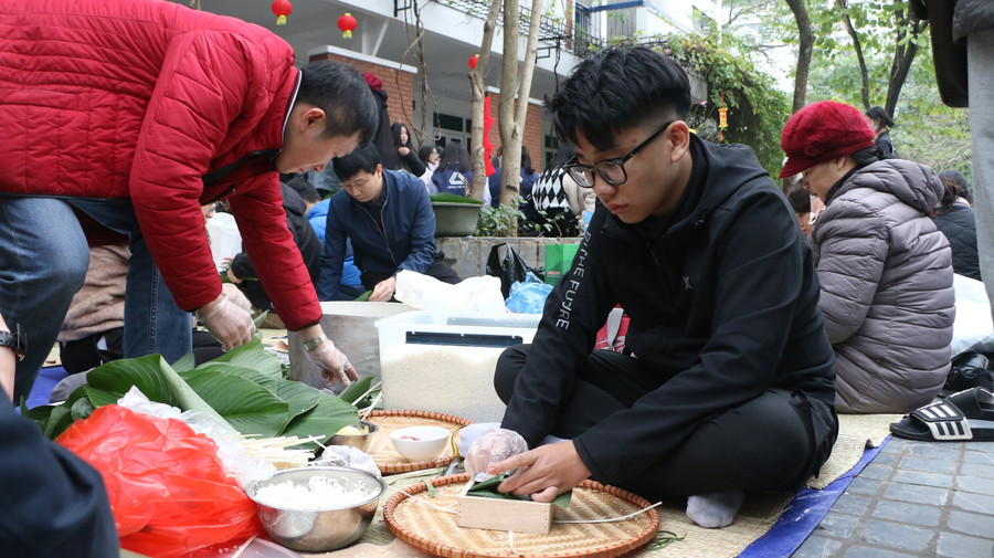 Các em có thể dùng khuôn để gói bánh được vuông thành sắc cạnh hơn. Các em có thể dùng khuôn để gói bánh được vuông thành sắc cạnh hơn.