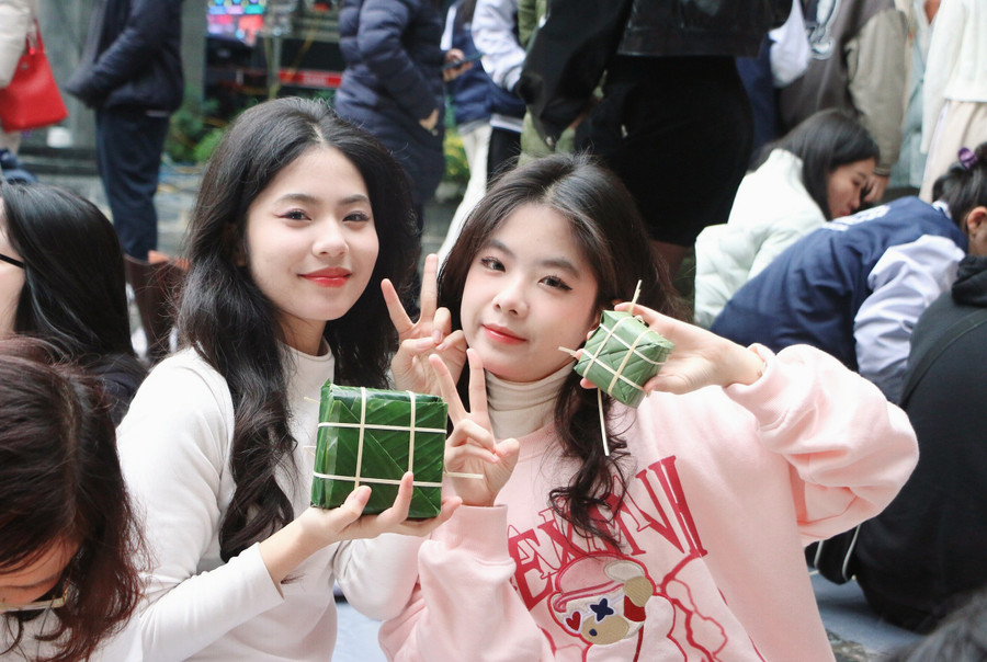 Các nữ sinh lớp 10TN2.2 tự tin khoe thành quả của mình là những chiếc bánh chưng xinh xắn, vuông vức ngay tại sân trường. Các nữ sinh lớp 10TN2.2 tự tin khoe thành quả của mình là những chiếc bánh chưng xinh xắn, vuông vức ngay tại sân trường.