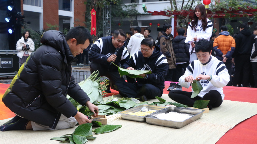 Lãnh đạo nhà trường và đại diện phụ huynh cùng gói những chiếc bánh chưng đầu tiên tại chương trình. Lãnh đạo nhà trường và đại diện phụ huynh cùng gói những chiếc bánh chưng đầu tiên tại chương trình.