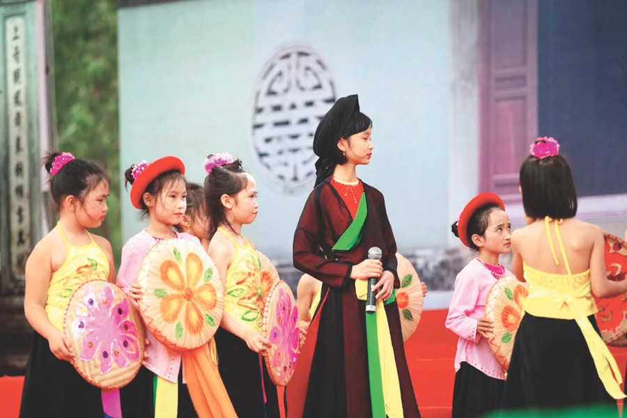 Thế hệ măng non trên quê hương quan họ. Ảnh: Thế Đại. Thế hệ măng non trên quê hương quan họ. Ảnh: Thế Đại.