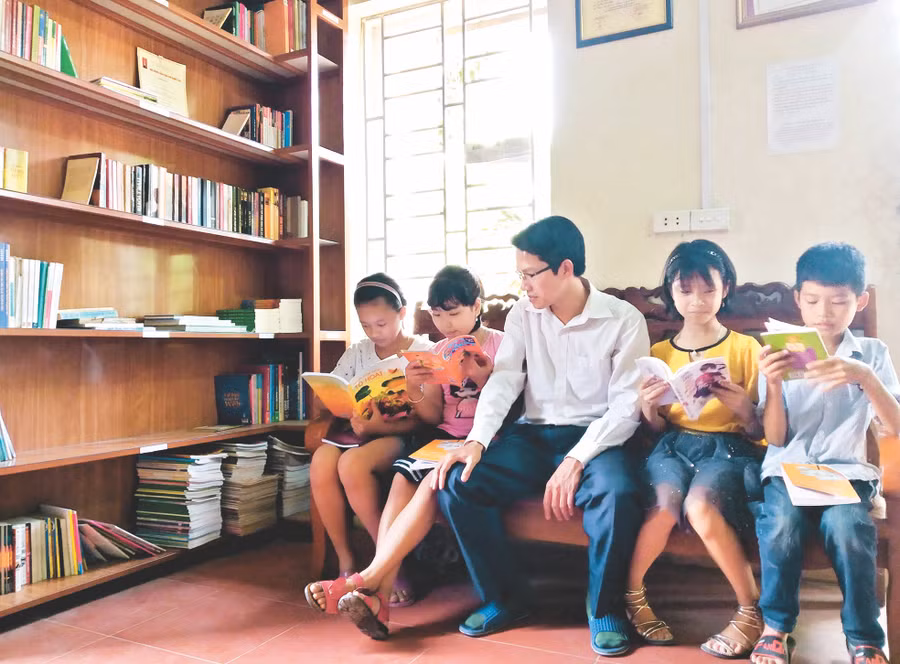 Chia sẻ niềm vui đọc sách cùng các cháu học sinh