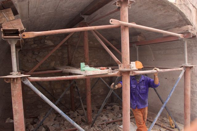 Hà Nội: Mục sở thị việc đục thông vòm cầu đường sắt chạy qua phố cổ - 8 Hà Nội: Mục sở thị việc đục thông vòm cầu đường sắt chạy qua phố cổ - 8
