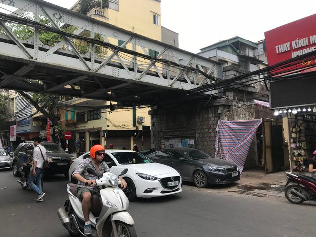 Hà Nội: Mục sở thị việc đục thông vòm cầu đường sắt chạy qua phố cổ - 1 Hà Nội: Mục sở thị việc đục thông vòm cầu đường sắt chạy qua phố cổ - 1