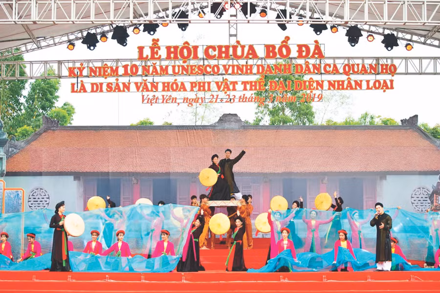 Các liền anh, liền chị của CLB biểu diễn tại Lễ hội chùa Bổ Đà, huyện Việt Yên. Ảnh: Thế Đại.