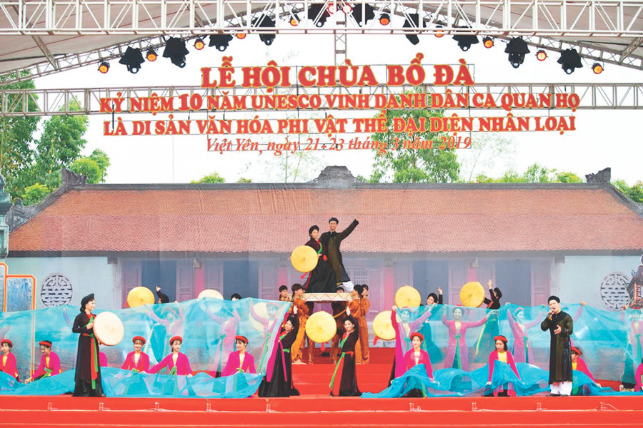 Các liền anh, liền chị của CLB biểu diễn tại Lễ hội chùa Bổ Đà, huyện Việt Yên. Ảnh: Thế Đại. Các liền anh, liền chị của CLB biểu diễn tại Lễ hội chùa Bổ Đà, huyện Việt Yên. Ảnh: Thế Đại.