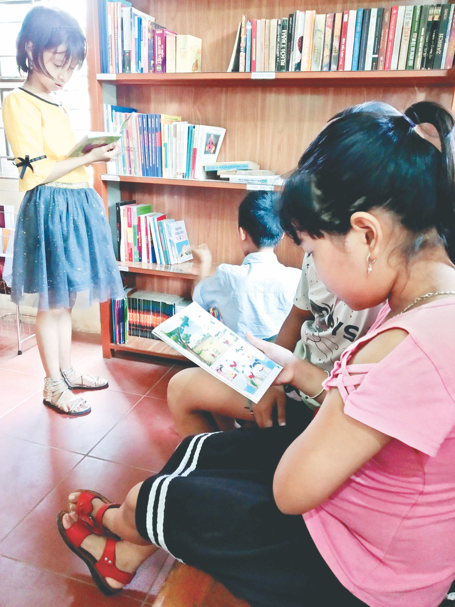 Các cháu học sinh đến thư viện sau giờ học . Các cháu học sinh đến thư viện sau giờ học .