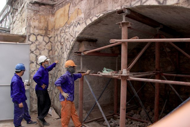 Hà Nội: Mục sở thị việc đục thông vòm cầu đường sắt chạy qua phố cổ - 2 Hà Nội: Mục sở thị việc đục thông vòm cầu đường sắt chạy qua phố cổ - 2