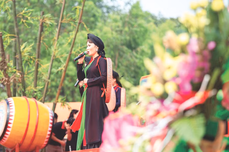 Các liền anh, liền chị đang nối tiếp làn điệu dân ca. Ảnh: Thế Đại.