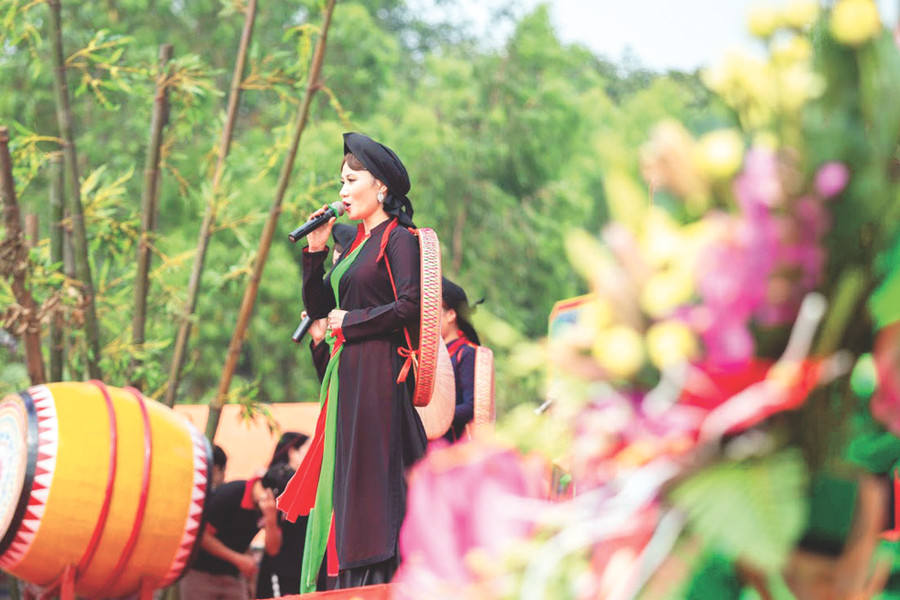 Các liền anh, liền chị đang nối tiếp làn điệu dân ca. Ảnh: Thế Đại. Các liền anh, liền chị đang nối tiếp làn điệu dân ca. Ảnh: Thế Đại.