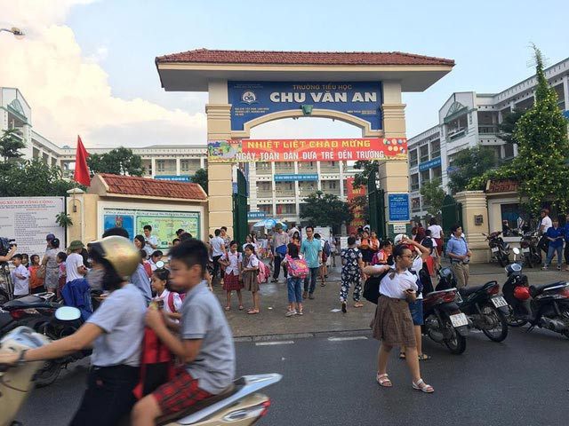 Giờ tan học tại Trường TH Chu Văn An.