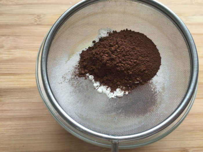 Cách làm bánh cuộn chocolate ngon đẹp không cần lò cach lam banh cuon chocolate ngon dep khong can lo 9