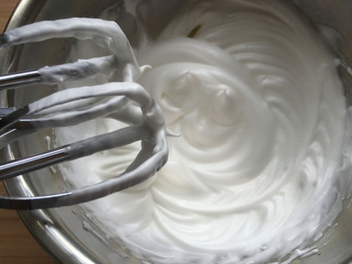 Cách làm bánh cuộn chocolate ngon đẹp không cần lò cach lam banh cuon chocolate ngon dep khong can lo 6