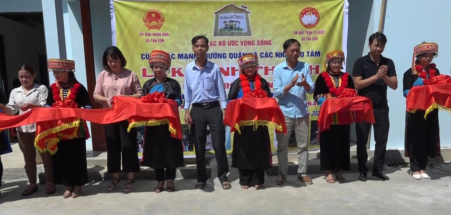 Trao nhà cho hộ dân có hoàn cảnh đặc biệt khó khăn trên địa bàn. Trao nhà cho hộ dân có hoàn cảnh đặc biệt khó khăn trên địa bàn.