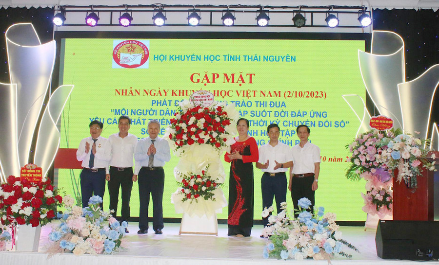 Lãnh đạo Trung ương Hội Khuyến học Việt Nam tặng hoa chúc mừng.