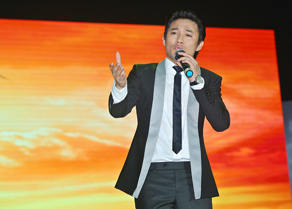 lan-ngoc-vai-tran-toi-nghe-ban-trai-minh-luan-hat-7