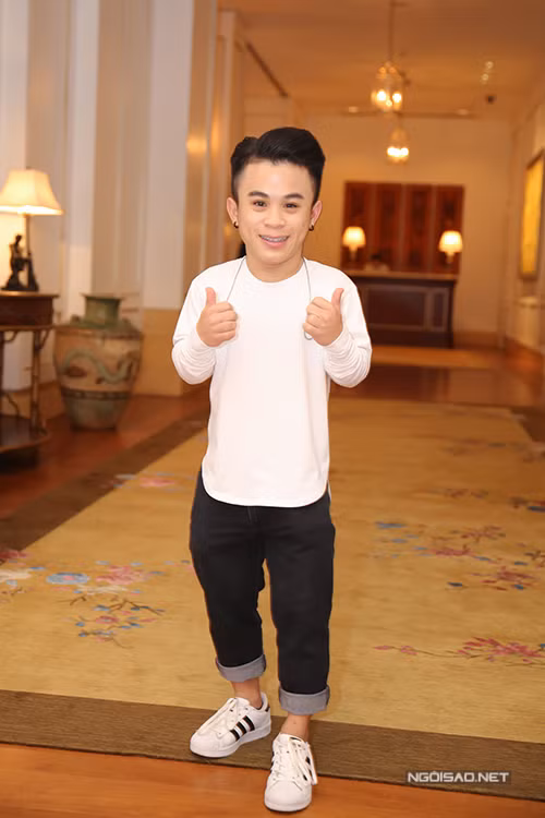 Diễn viên Xuân Tiến chỉ cao 126 cm. Anh tung hứng ăn ý cùng Bằng Kiều trên màn ảnh rộng. bang-kieu-lo-chieu-cao-khiem-ton-khi-dung-ben-angela-phuong-trinh-4