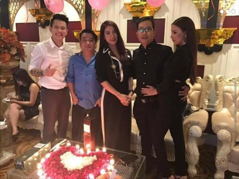 Ngọc Khanh (áo trắng) xuất hiện trong sinh nhật của Trương Ngọc Ánh mới đây nhưng họ không đứng gần nhau. Ảnh: Hải Âu.