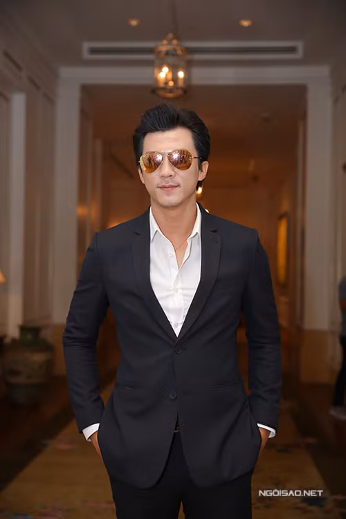 Diễn viên Hà Việt Dũng bảnh bao, lịch lãm. bang-kieu-lo-chieu-cao-khiem-ton-khi-dung-ben-angela-phuong-trinh-6