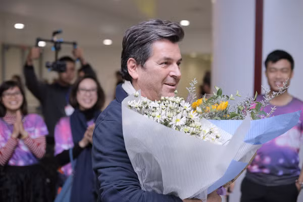 Trưởng nhóm Modern Talking được tặng cúc hoạ mi khi tới Việt Nam