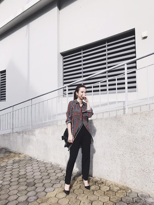 Sơ mi kẻ sọc dáng dài được người đẹp phối hợp cùng quần ống đứng và các phụ kiện túi xách, giày mũi nhọn tương đồng về màu sắc. dien-so-mi-chat-nhu-sao-viet-1