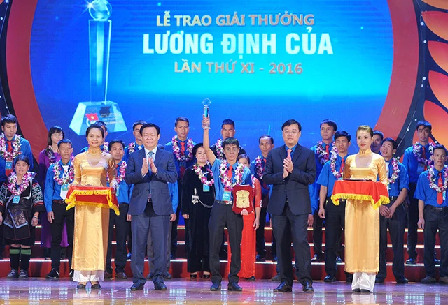 Phó Thủ tướng Vương Đình Huệ (thứ hai từ trái sang) trao bằng khen của Thủ tướng cho các tấm gương thanh niên tiêu biểu