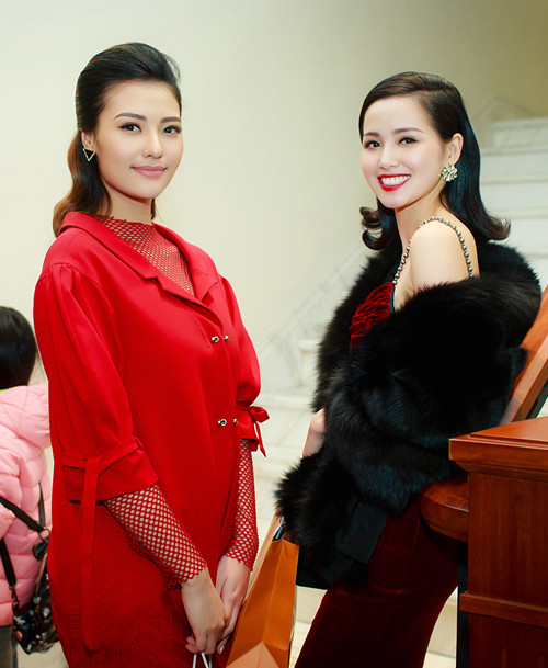 Hai bà mẹ cùng nhau đọ sắc trước ống kính. hong-que-tai-xuat-sau-sinh-do-sac-ben-tam-tit-7