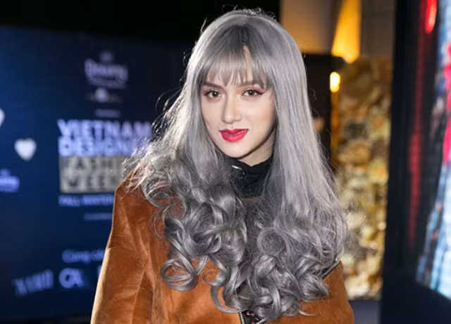 Hương Giang Idol khác lạ với tóc giả bạc trắng