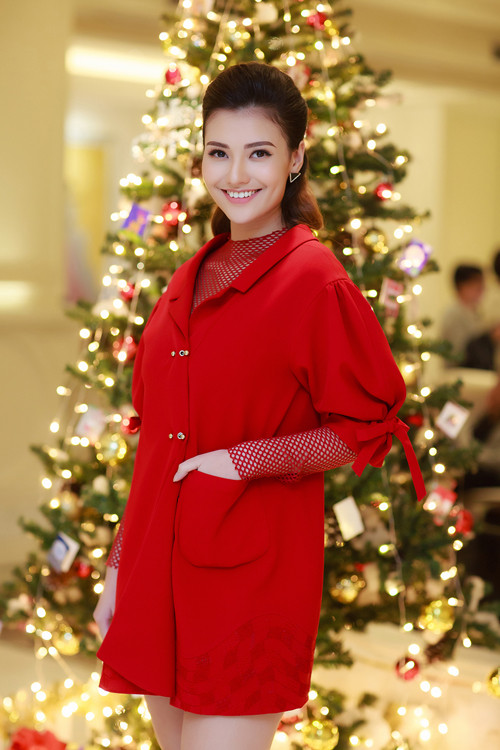 Không ít vị khách bất ngờ bởi Hồng Quế lấy lại vóc dáng thon thả trong thời gian ngắn. Cô cũng được mọi người khen đẹp mặn mà hơn xưa. hong-que-tai-xuat-sau-sinh-do-sac-ben-tam-tit-2