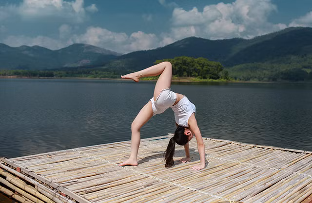 Linh kể rằng cô đến với yoga được khoảng 4 năm. Trước đó, cơ thể cô gầy và yếu, chiều cao 1,62m, cân nặng chỉ trên dưới 40kg. Cô tự miêu tả rằng bản thân hay suy nghĩ tiêu cực và mất ngủ nhưng từ khi đến với yoga Linh tìm lại sự cân bằng về tâm trí và cơ thể.