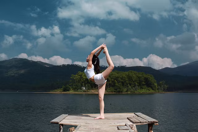 Buổi dạy mà cô Linh nhớ nhất vào một buổi sáng giáp Tết, mưa phùn gió bấc, trước hôm đó trời còn mưa rất to, giờ vào lớp là 5h15 rất sớm. Hôm đó em đến lớp nhưng chắc vì lạnh lại gần Tết nhiều công việc nên học viên chẳng đến lớp. Cảm giác con gái trong căn phòng chờ đợi khá buồn và cô đơn. Đến 6h kém 15 em đã đi xuống cầu thang để về rồi thì có một học viên đến. Vậy là cô - trò lại quay lại lớp học dạy 1 - 1. Ấy vậy mà buổi tập ấy lại là dịp em có cơ hội nói chuyện và hiểu học viên nhiều nhất”.