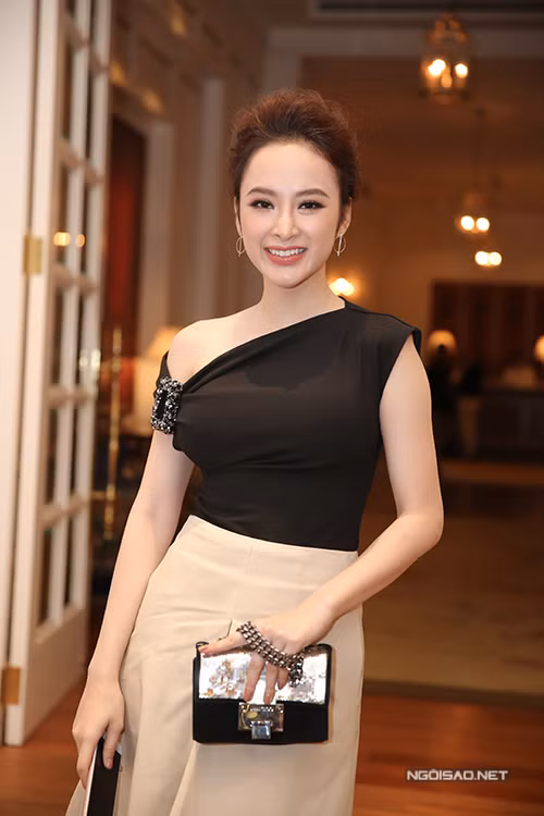 Angela Phương Trinh gợi cảm với váy lệch vai, dự buổi họp báo tại TP HCM, chiều 21/11. bang-kieu-lo-chieu-cao-khiem-ton-khi-dung-ben-angela-phuong-trinh