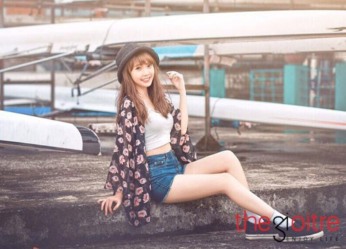 Cô giáo xinh đẹp tương lai tâm sự: "Mình chọn nghề giáo vì mình rất yêu các em nhỏ. Mỗi khi mệt mỏi, chỉ cần nghĩ đến việc tới cổng trường nghe các học trò ríu rít: Con chào cô. Lúc đó mệt mỏi đều tan biến hết". Cô giáo xinh đẹp tương lai tâm sự: "Mình chọn nghề giáo vì mình rất yêu các em nhỏ. Mỗi khi mệt mỏi, chỉ cần nghĩ đến việc tới cổng trường nghe các học trò ríu rít: Con chào cô. Lúc đó mệt mỏi đều tan biến hết".