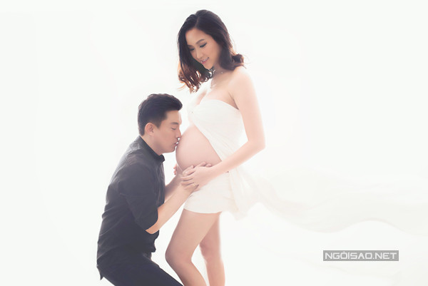 Lam Trường tình cảm hôn lên bụng bầu của vợ. "Bất cứ người phụ nữ nào cũng muốn lưu giữ lại những giây phút thiêng liêng nhất khi mang thai,vì đó là khoảnh khắc sau này muốn nhìn thấy cũng không còn nhớ nữa. Tôivẫn luôn có suy nghĩ là sẽ chụp lại hết tất cả những giai đoạn quan trọng nhất trong cuộc đời từ lúcmang thai bé, khi bé chào đời và khi bélớn lên để sau này con cháu có thể xem lại", Yến Phương tâm sự. lam-truong-hon-bung-bau-7-thang-cua-vo-2