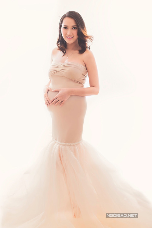 Bà xã Lam Trường cho biết, quá trình khám thai ở Mỹ khác ở Việt Nam. Trong suốt thai kỳ chỉ được siêu âm nhiều nhất là 2-3 lần nếu thai nhi khỏe mạnh. Vì vậy, phải đúng 20 tuần, mẹ mới biết được giới tính của bé. Ngày siêu âm lúc bé được 16 tuần tuổi, 2 vợ chồng Lam Trường - Yến Phương nôn nao không ngủ được, tò mò muốn biết bé là trai hay gái, dù trong lòng đã xác định con nào cũng thương vì bé là món quà trời cho. "Cuối cùng đến khám bác sĩ bảo 20 tuần mới được siêu âm và kết quả mới chính xác, chúng tôicó chút hụt hẫng nên tôiquyết định chọndịch vụ siêu âm bên ngoài. Hôm đến siêu âm thì y tá hỏi là muốn biết ngay hay muốn được bất ngờ, họ sẽ chuẩn bị một quả bóng bay trong trái bí ngô. Nếu là hồng thì là con gái, xanh thì là con trai và sẽ được chụp ảnh trong lúc mở quả bí ra. Hai vợ chồng đồng ý. Khoảnh khắctrái bóng bay màu hồng bay ra từ trái bílà một cảm giác không thể nào tả được. Hai vợ chồng chỉ biết ôm nhau la hét và vui mừng". lam-truong-hon-bung-bau-7-thang-cua-vo-3