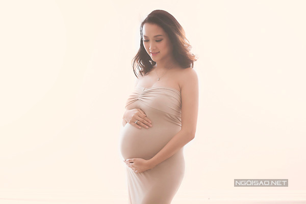 Yến Phương cho rằng, năm nay là một năm tràn đầy may mắn và suôn sẻ đối với cô, vì mọi thứ đều đúng dự định. Trước đây, hai vợ chồng côthoả thuận học xong sẽ có em bé để không ảnh hưởng đến việc học. Cô biết mình có thai sau khi tốt nghiệp khoá học 4 năm kế toán. "Trong suốt quá trình mang thai đến nay, ngoài mộttháng đầu ăn uống khó tiêu và ngủ nhiều ra, trời thương nên tôi ăn uống rất ngon miệng và lên cân hơi nhiều,chứ không ốm nghén như nhiều mẹ bầu khác. Tính đến thời điểm này là đúng 27 tuần, tôilên được 11 kg nhưng chỉ to lên ởnhững phần cần to thôi". lam-truong-hon-bung-bau-7-thang-cua-vo-4